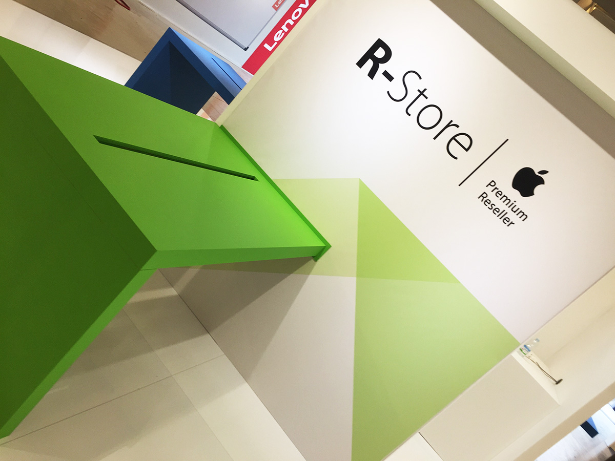 r-store stand