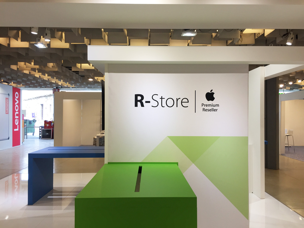 r-store stand
